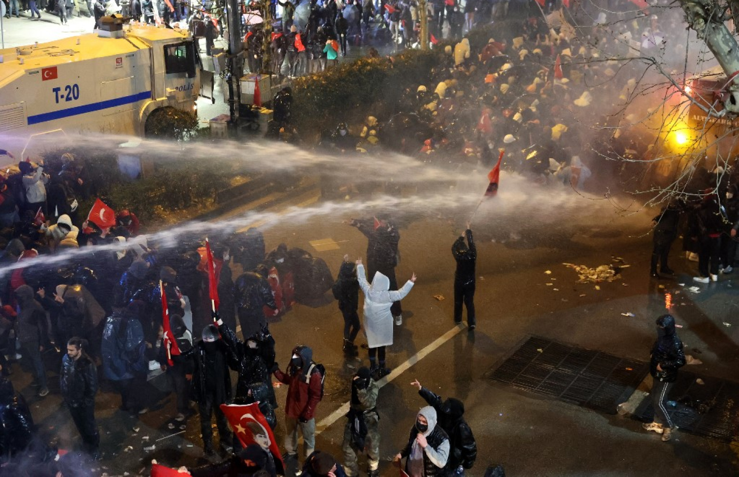 ތުރުކީގެ އިދިކޮޅު ލީޑަރު ހައްޔަރުކުރުމުން އާންމުން މަގުމަތަކަށް ނުކުމެ މުޒާހަރާ ކުރާއިރު ފުލުހުން ބާރުގެ ބޭނުންކޮށް ކޮންޓްރޯލްކުރަނީ. -- ފޮޓޯ: އޭއެފްޕީ