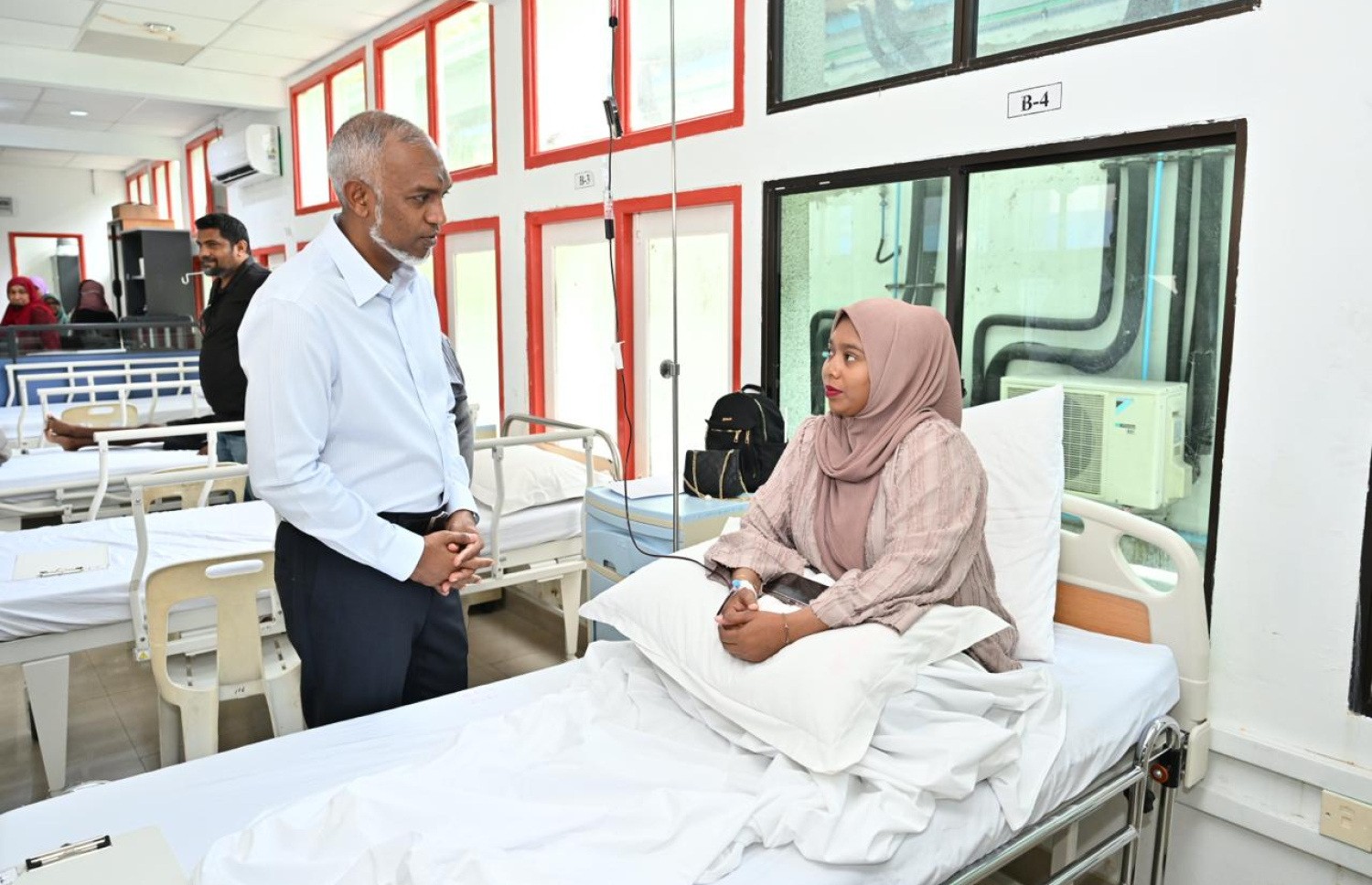 ރައީސް މުއިއްޒު މިއަދު ހެނދުނު ތެލެސީމިއާ ސެންޓަރަށް ވަޑައިގެންނެވި ވަގުތު އެ ތަނުގައި ފަރުވާ ހޯދާ މީހެއްގެ ހާލަތު އޮޅުން ފިލުއްވަނީ.---ފޮޓޯ: ރައީސް އޮފީސް