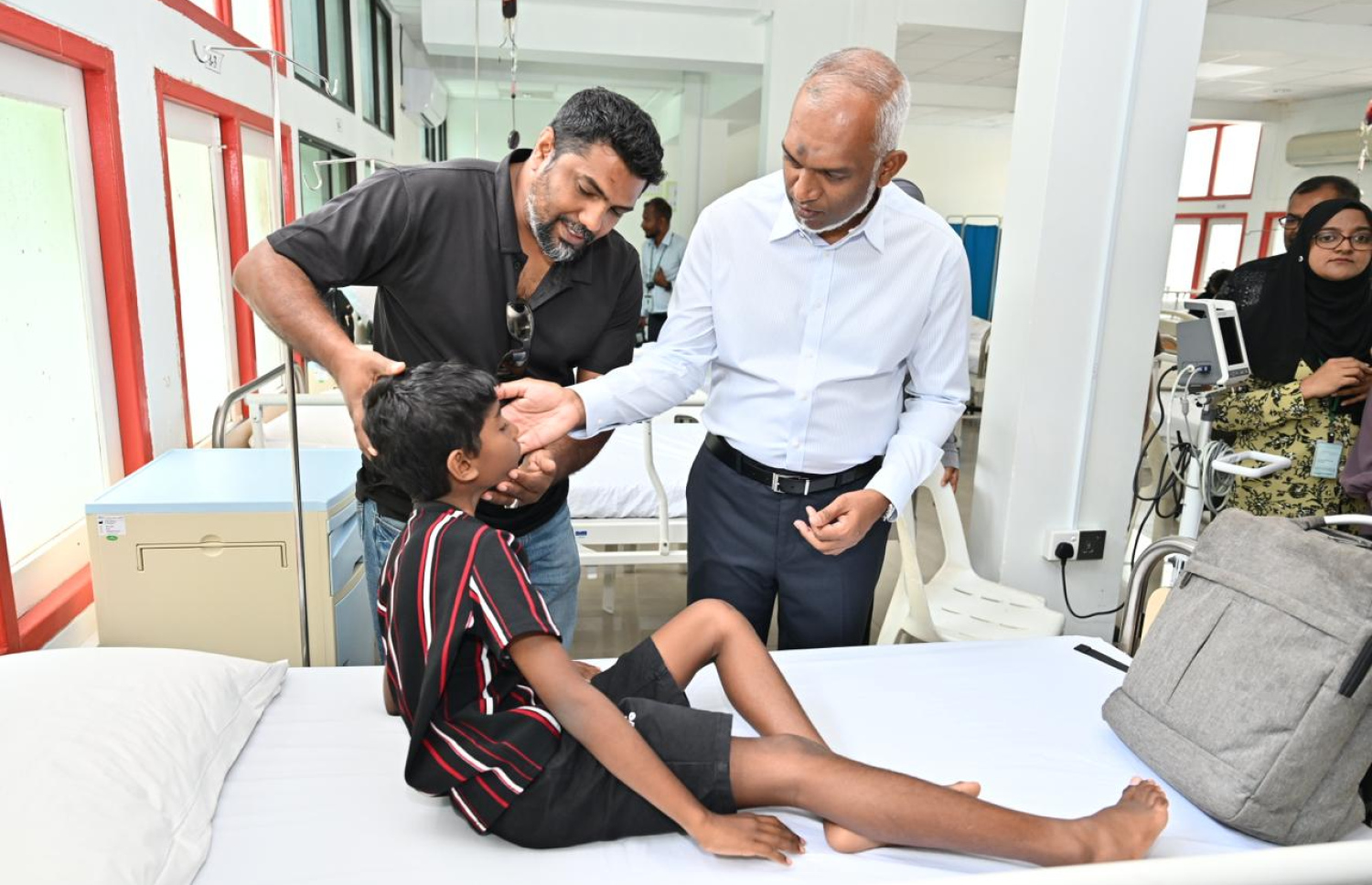 ރައީސް ޑރ. މުހައްމަދު މުއިއްޒު ތެލެސީމިއާ ސެންޓަރަށް ވަޑައިގެން ކުއްޖަކާ ވާހަކަ ދައްކަވަނީ-- ފޮޓޯ: ރައީސް އޮފީސް