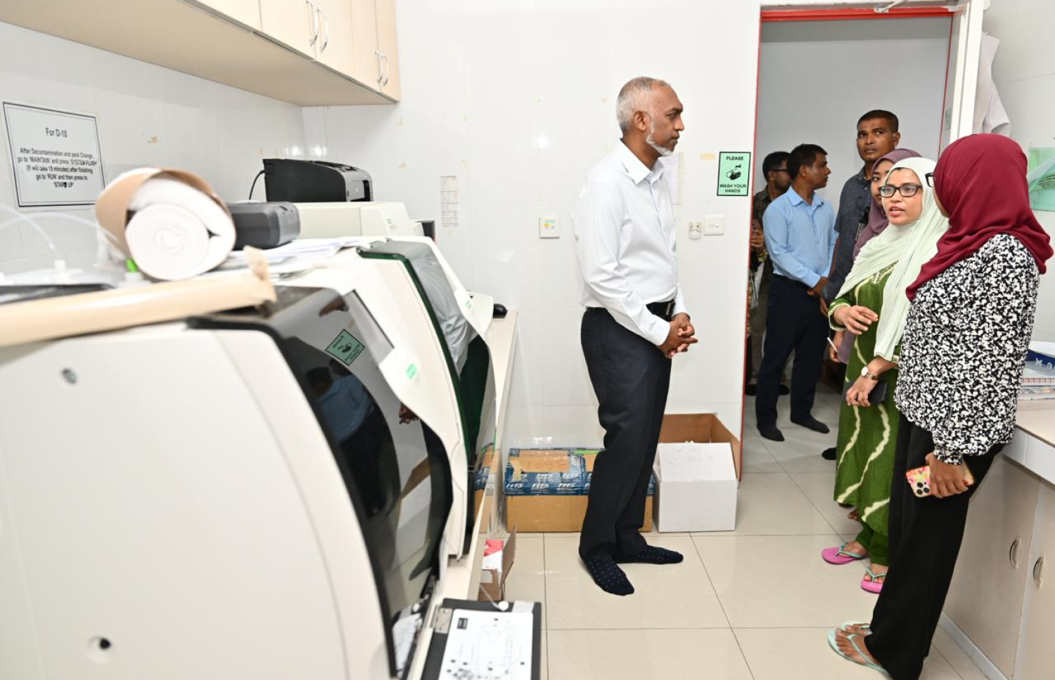 ރައީސް މުއިއްޒު މިއަދު ހެނދުނު ތެލެސީމިއާ ސެންޓަރަށް ވަޑައިގެން އެ ތަނުގެ މައްސަލަތަކުގެ މައުލޫމާތު އޮޅުން ފިލުއްވަނީ.---ފޮޓޯ: ރައީސް އޮފީސް