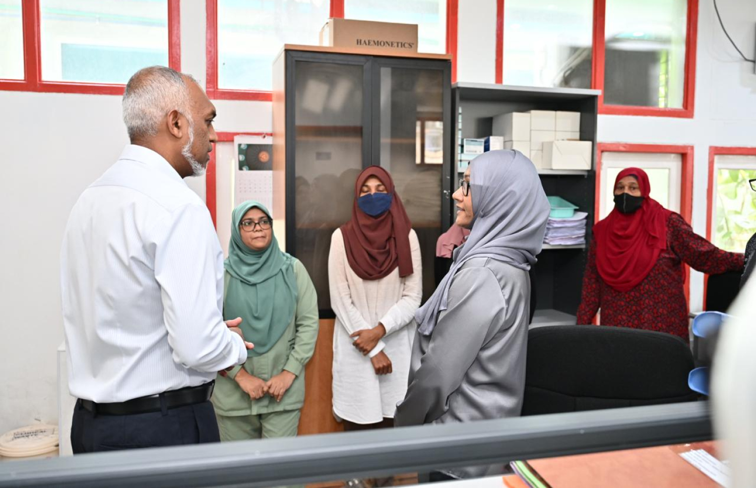 ރައީސް މުއިއްޒު، ތެލެސީމިއާ ސެންޓަރުގެ ބައެއް މުވައްޒަފުންގެ ވާހަކަ އަޑުއައްސަވަނީ.---ފޮޓޯ: ރައީސް އޮފީސް