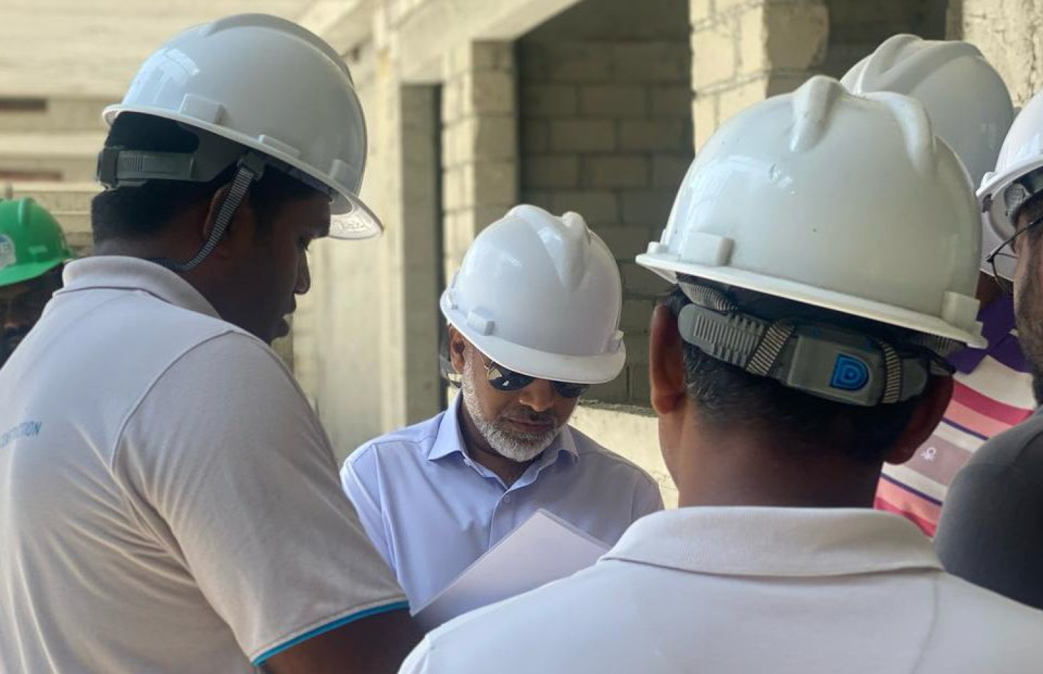 ފޭސް2ގައި އަޅާ ސްކޫލުގެ މަސައްކަތްތައް ބައްލަވާ ލެއްވުމަށް އެޑިތުކޭޝަން މިނިސްޓަރު ޑރ. އިސްމާއިލް ޝަފީއު ވަޑައިގެން--- ފޮޓޯ: އެޑިޔުކޭޝަން މިނިސްޓްރީ