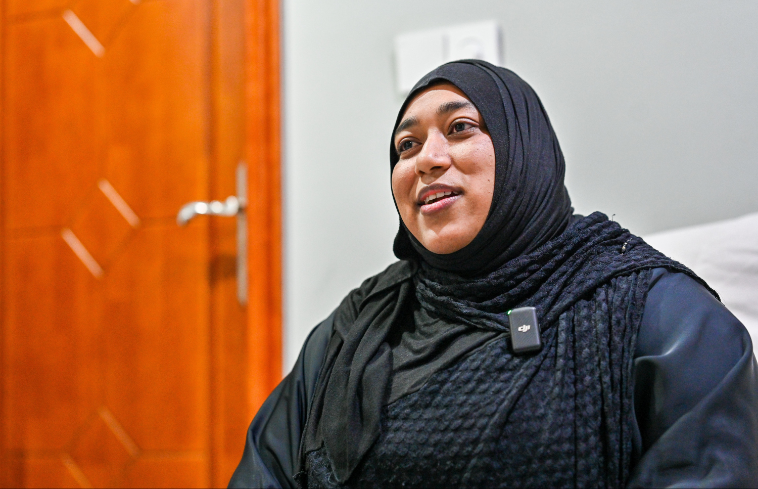 ނަޝް، އޭނާގެ ހަގު ދަރިފުޅުގެ މަރާއި އޭގެ ފަހުން ދިރިއުޅުމަށް އައި ބަދަލުތަކުގެ ވާހަކަތައް "މިހާރު"އަށް ކިޔައިދެނީ.-- ފޮޓޯ: ފަޔާޒު މޫސާ/ މިހާރު