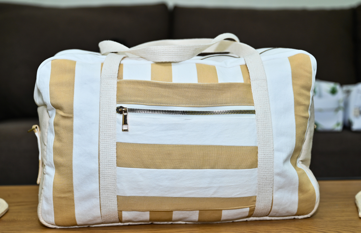 ބާ ފޮތިތަކެއް ބޭނުންކޮށްގެން، ޒީނަތު އުފައްދާފައިވާ ދަބަހެއް.-- ފޮޓޯ: ނިޝާން އަލީ | މިހާރު