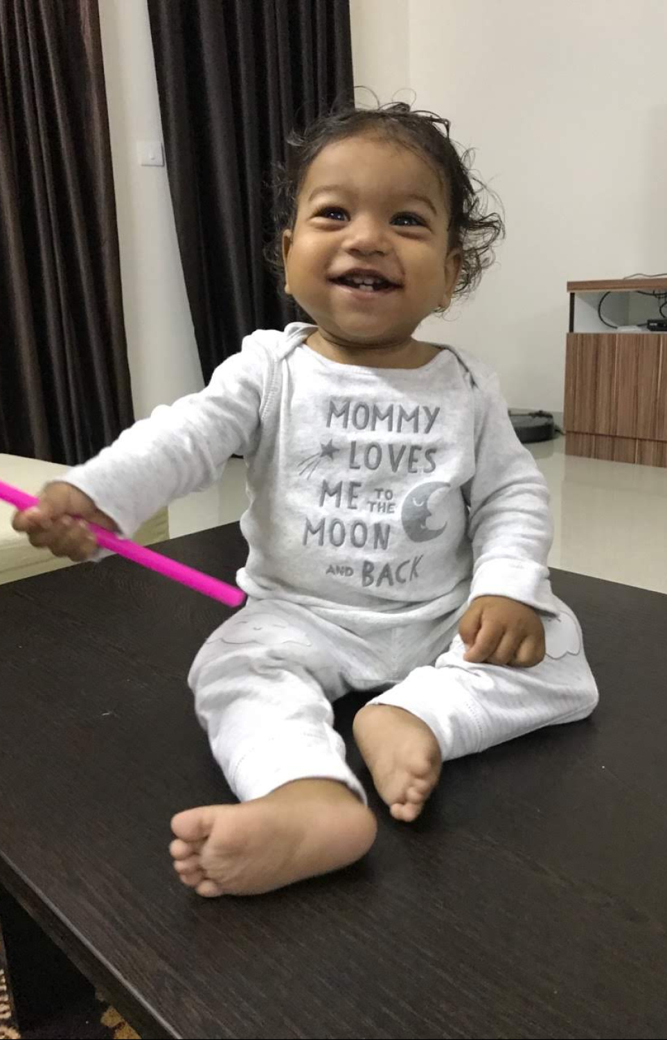 ބެބީގެ ވަކިވުމަށް ފަހު، އިންޑިއާގައި ނަޝްގެ އާއިލާއިން އުޅުނު އެޕާޓްމަންޓުން ބަދަލުވާތީ އައުބު ރޮނީ. އުމުރުގައި ފަރަގު ހުއްޓަސް އެ ދެ ކުދިންގެ މެދުގައި ހާއްސަ ގުޅުމެއް އޮތް.