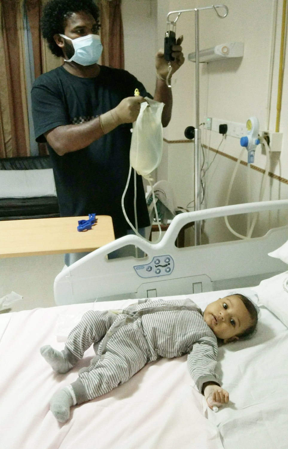 ޝުޖާ، ބެބީގެ ޑައިލިސިސް ހަދަނީ. ދިރިހުރުމަށް 24 ގަޑިއިރު ޑައިލިސިސް ހެދި.