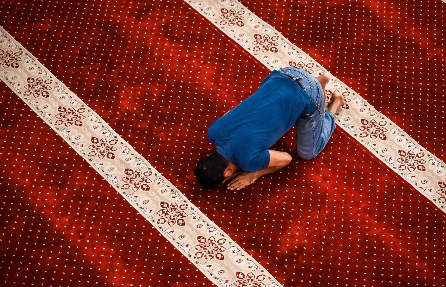 ރޯދަމަހެއްގެ ހަތާވީސް ވިލޭރޭ މީހަކު ދަމުނަމާދު ކުރިން މިސްކިތުގައި އަޅުކަން ކުރަނީ.---ފައިލް ފޮޓޯ: ފަޔާޒު މޫސާ | މިހާރު