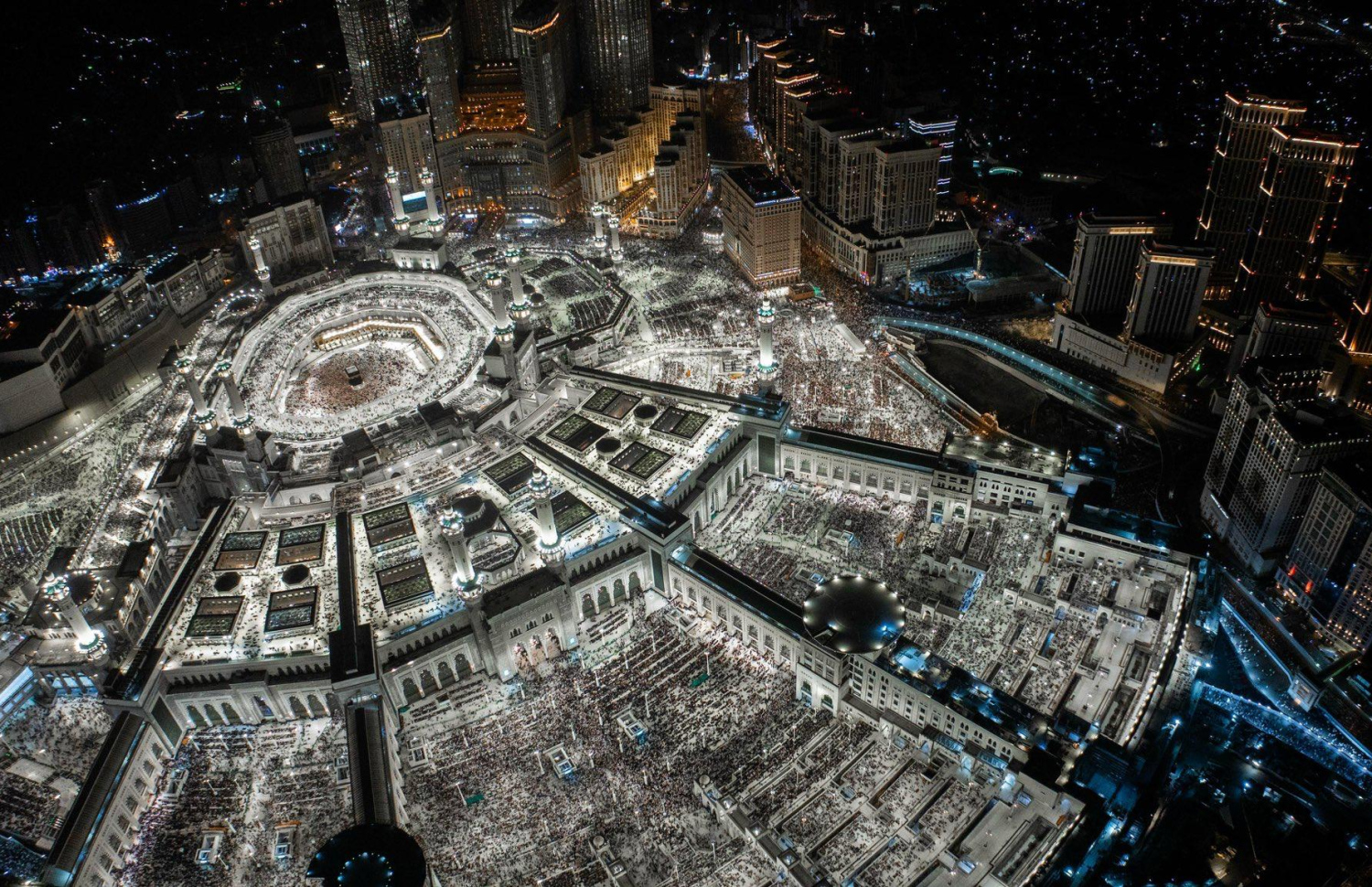 ރަމަޟާން މަހުގެ 27 ވިލޭރޭ މައްކާގެ ހަރަމްފުޅުގައި އަޅުކަން ކުރުމަށް އެތައް މިލިއަން ބަޔަކު ޖަމާވެ ހަރަމްފުޅާއި އެ ސަރަހައްދުގެ މަގުތައް ވެސް ފުރިފައި. -- ފޮޓޯ: ހަރަމައިން