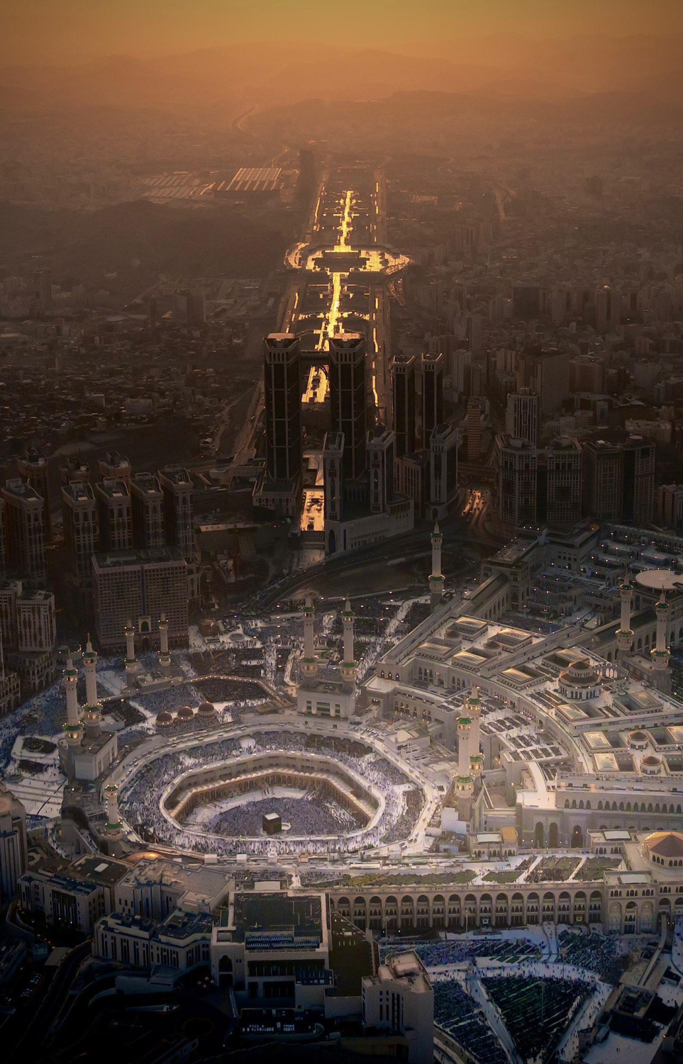 ރަމަޟާން މަހުގެ 27 ވިލޭރޭ މައްކާގެ ހަރަމްފުޅުގައި އަޅުކަން ކުރުމަށް އެތައް މިލިއަން ބަޔަކު ޖަމާވެ ހަރަމްފުޅާއި އެ ސަރަހައްދުގެ މަގުތައް ވެސް ފުރިފައި. -- ފޮޓޯ: ހަރަމައިން