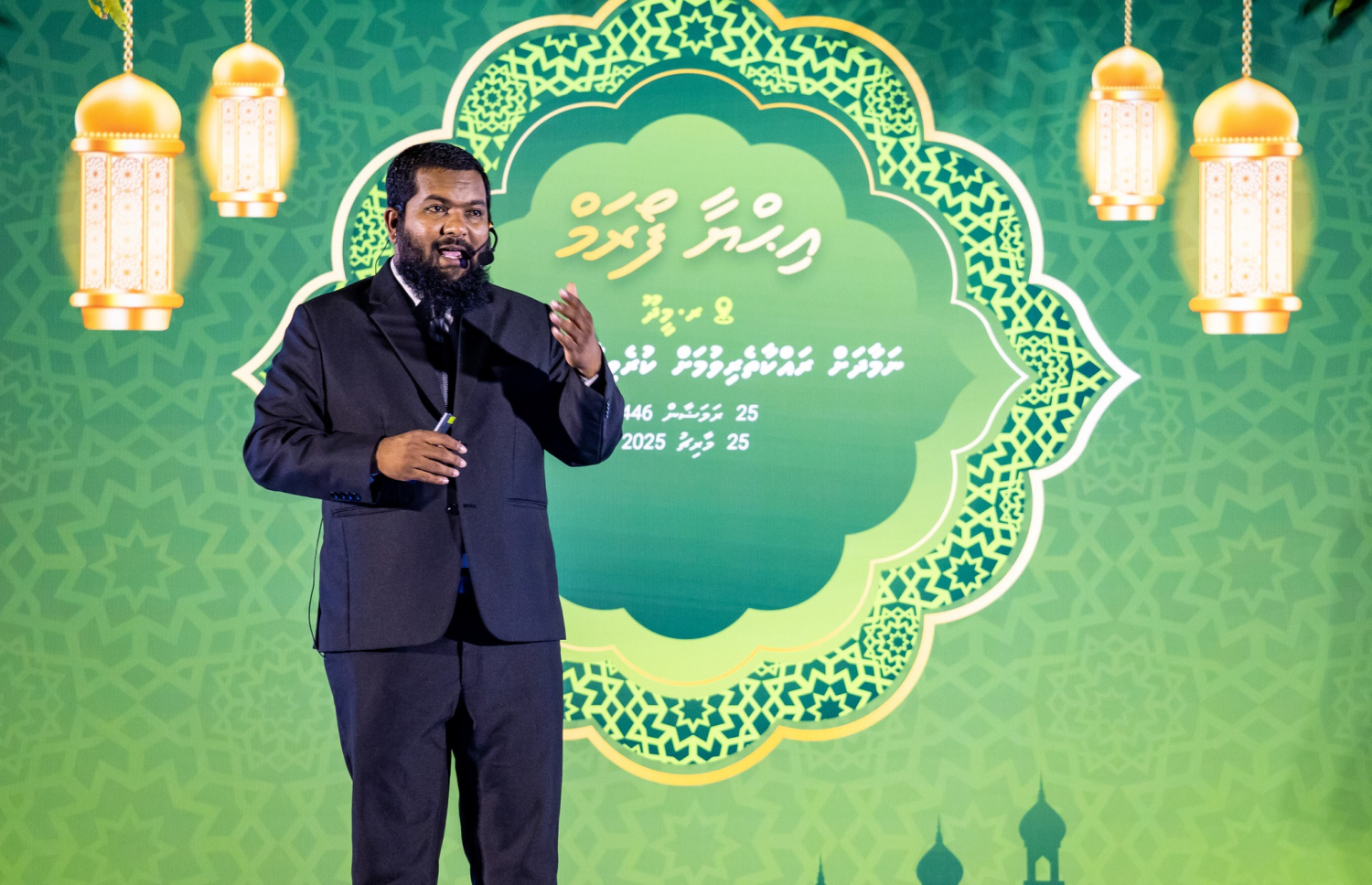 ރ. މީދޫގައި ދާދި ފަހުން ބޭއްވި އިހުޔާ ފޯރަމްގައި ޝައިހު އާޒިމް ދީނީ ދަރުސް ދެއްވަނީ.