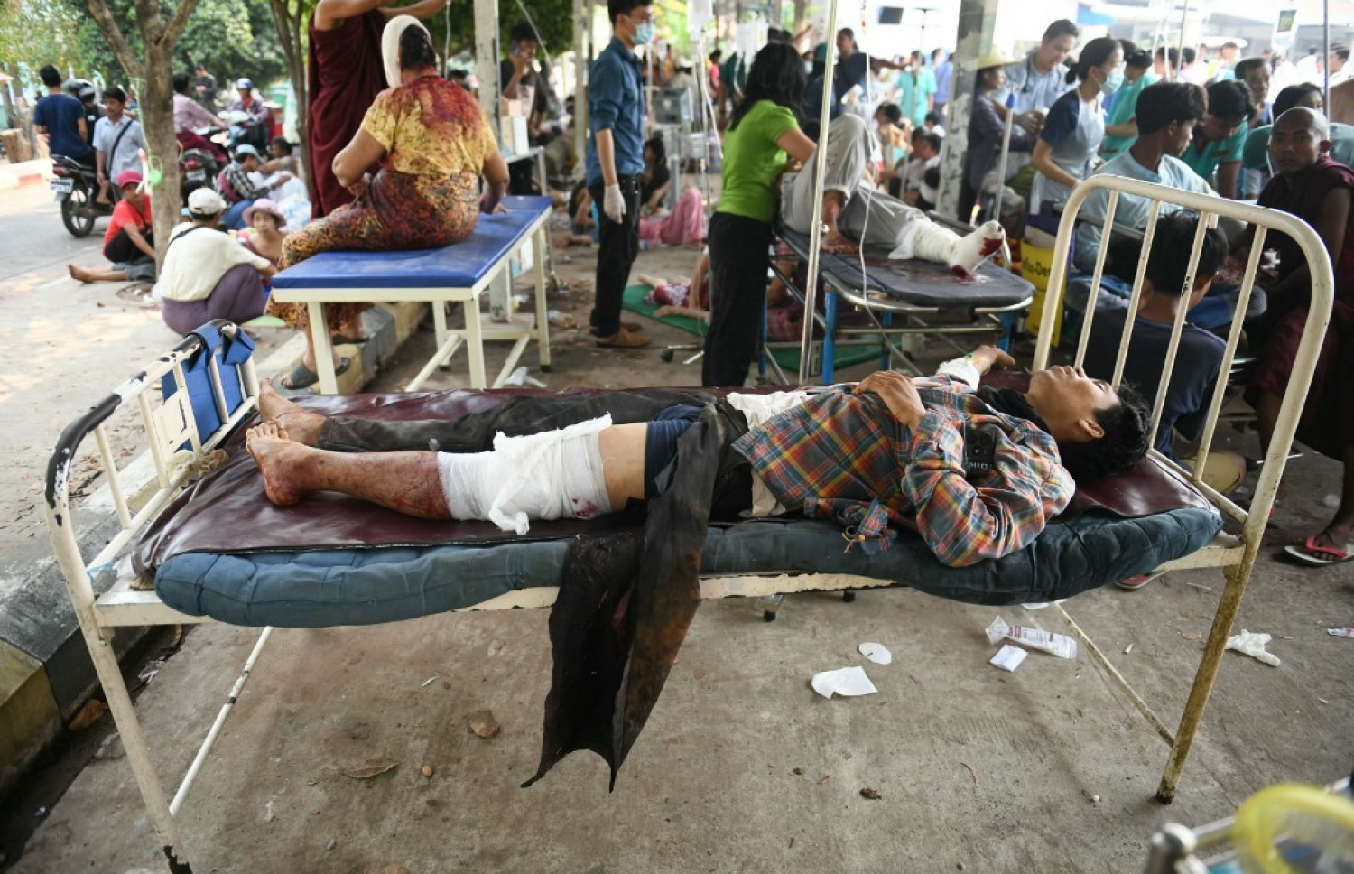 ބިންހެލުމުގައި އަނިޔާވި މީހުންނަށް މިޔަންމާގައި ފަރުވާ ދެނީ. -- ފޮޓޯ: އޭއެފްޕީ