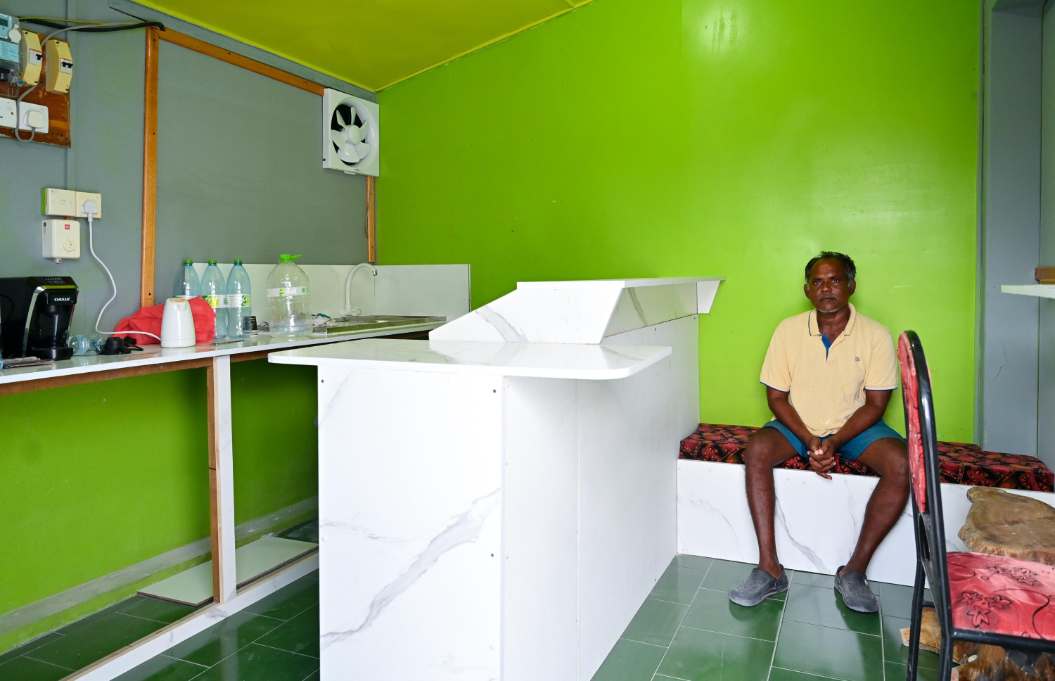 އަލީ ނަސީރަށް، އޭނާގެ ދެތިން ރައްޓެހިން ހަދައިދެމުންދާ ކޮފީ ވިއްކާ ތަނުގައި އޭނާ އިށީނދެލައިގެން.-- ފޮޓޯ: ނިޝާން އަލީ | މިހާރު