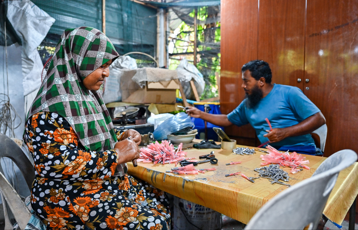 ބުޅީގައި ފަތް ހަރުކުރުމުގެ މަސައްކަތް ދެމަފިރިން އެކުގައި ކުރަނީ. -- ފޮޓޯ: ފަޔާޒް މޫސާ / މިހާރު