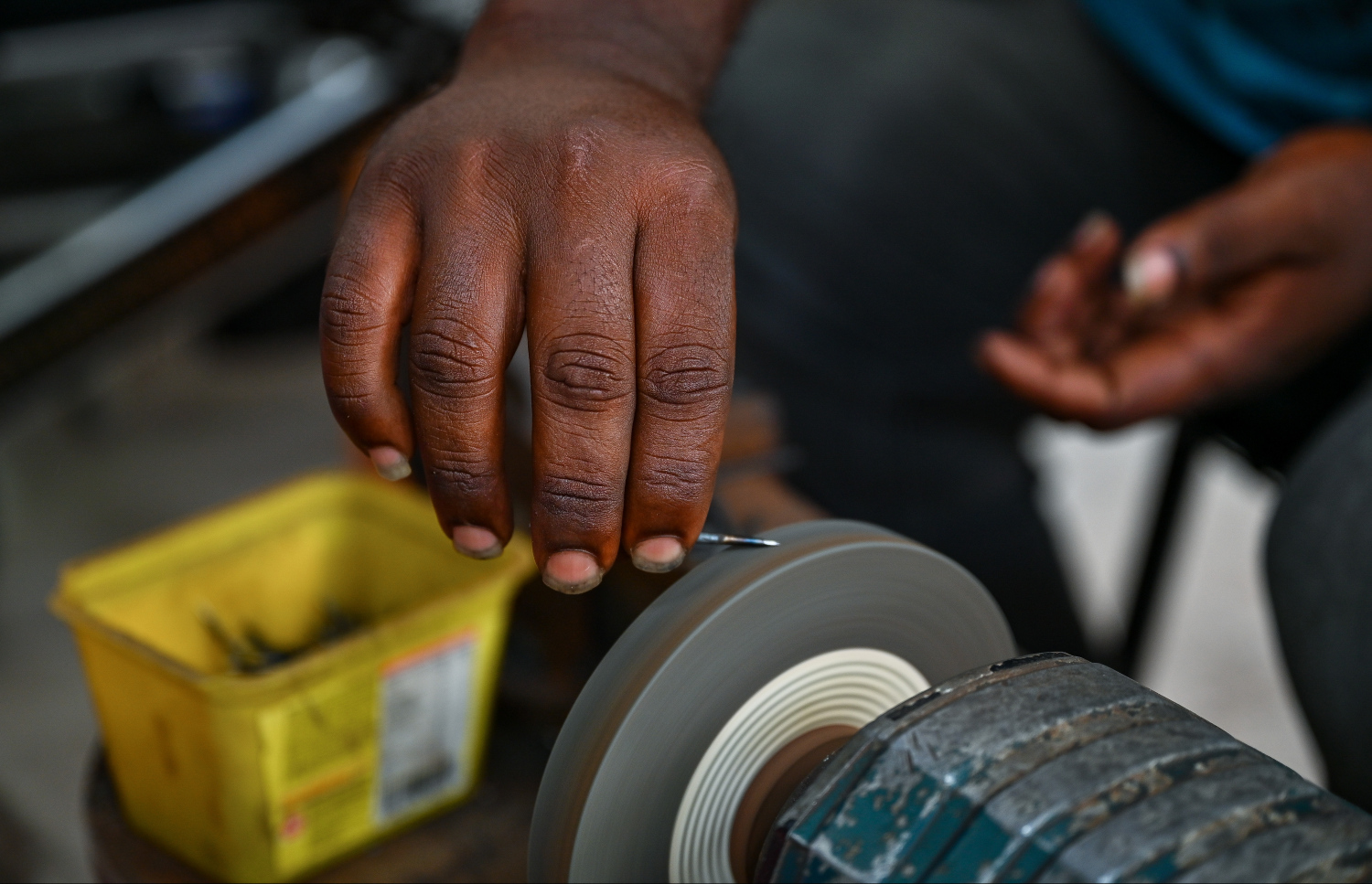 ބުޅި ތޫނު ކުރުމުގެ މަސައްކަތް ކުރަނީ: މުހައްމަދުގެ މަސައްކަތުގައި އޭނާގެ ދަރިފުޅާއި އަނބިމީހާ އެހީވޭ -- ފޮޓޯ: ފަޔާޒް މޫސާ / މިހާރު