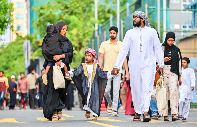 އިސްލާމީ އަދަބުތަކަށް ދެމަފިރިން އެކަކު އަނެކަކަށް ބާރުއެޅުން