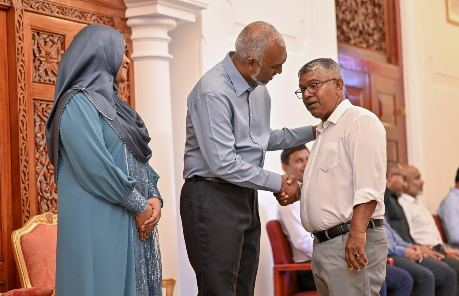 ރައީސް ޑރ. މުއިއްޒުގެ ދެކަނބަލުން މިއަދު ހެނދުނު މުލިއާގޭގައި އީދު ސަލާމް ކުރައްވަނީ. --ފޮޓޯ: ރައީސް އޮފީސް