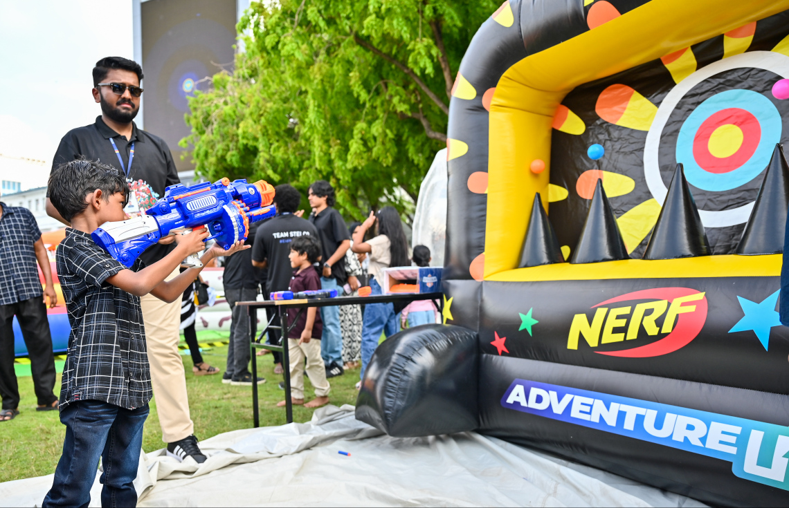 އީދު ހަވީރުގައި ހުރި ސްޓޯލެއްގައި ކުއްޖަކު ނާފްގަން ގޭމެއްގައި ބައިވެރިވަނީ -- ފޮޓޯ: ފަޔާޒު މޫސާ | މިހާރު