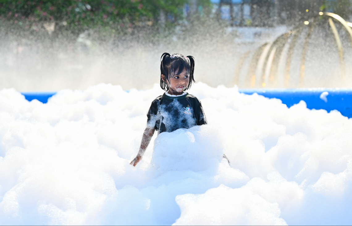 އީދު ދުވަހުގެ މުނާސަބަތުގައި ބޭއްވި އީދު ހަވީރުގައި އެމްޓީސީސީ ސްޓޯލްގައި ހުރި ރިޔަލު ދޯންޏެއްގައި ކުޑަކުއްޖަކު އިށީނދެލައިގެން -- ފޮޓޯ؛ ފަޔާޒު މޫސާ | މިހާރު