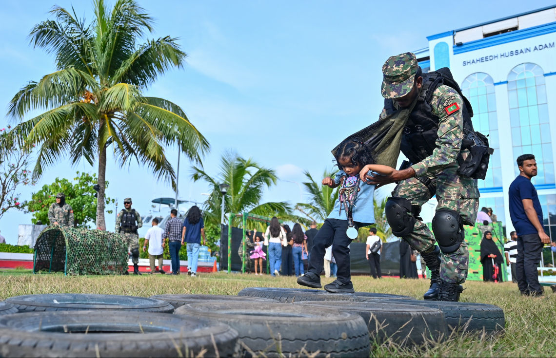 އީދު ދުވަހުގެ މުނާސަބަތުގައި ބޭއްވި އީދު ހަވީރުގައި ސިފައިން ކުރިއަށް ގެންދާ ހަރަކާތެއްގައި ކުޑަކުއްޖަކު ބައިވެރިވަނީ: މި ހަވީރަށް ވަނީ ބޮޑު ތަރުހީބެއް ލިބިފައި -- ފޮޓޯ: ފަޔާޒު މޫސާ \ މިހާރު