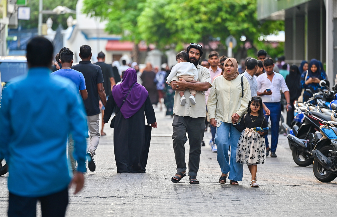އީދު ދުވަހުގެ މުނާސަބަތުގައި ހަވީރު އެއްގަމު އުޅަނދު ދުއްވުން މަނާ ކުރުމުން މީހުން ފައިމަގުގައި ޖުމްހޫރީ މައިދާން ސަރަހައްދުގައި ހަރަކާތްތެރިވަނީ: -- ފޮޓޯ: ފަޔާޒު މޫސާ | މިހާރު