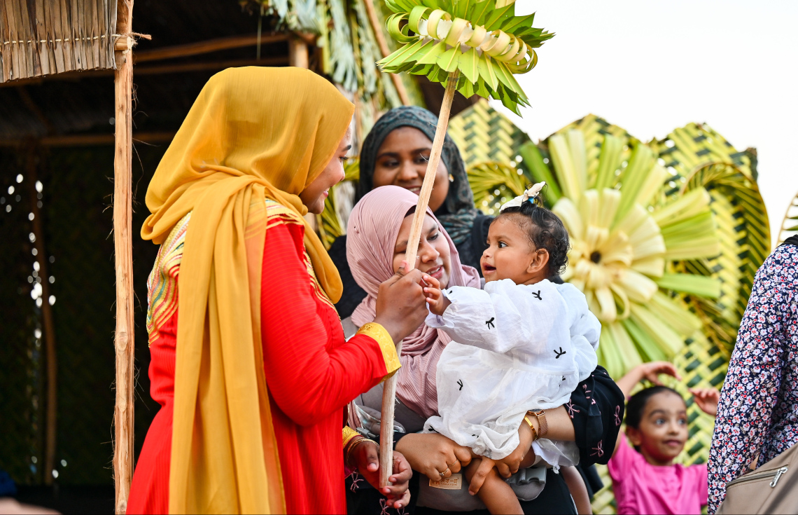 އީދު ދުވަހުގެ މުނާސަބަތުގައި ބޭއްވި އީދު ހަވީރުގައި އެމްޓީސީސީ ސްޓޯލުގައި ހުރި ބައެއް ކޯޑިތައް ކުޑަކުއްޖަކު ބަލާނީ -- ފޮޓޯ: ފަޔާޒު މޫސާ | މިހާރު