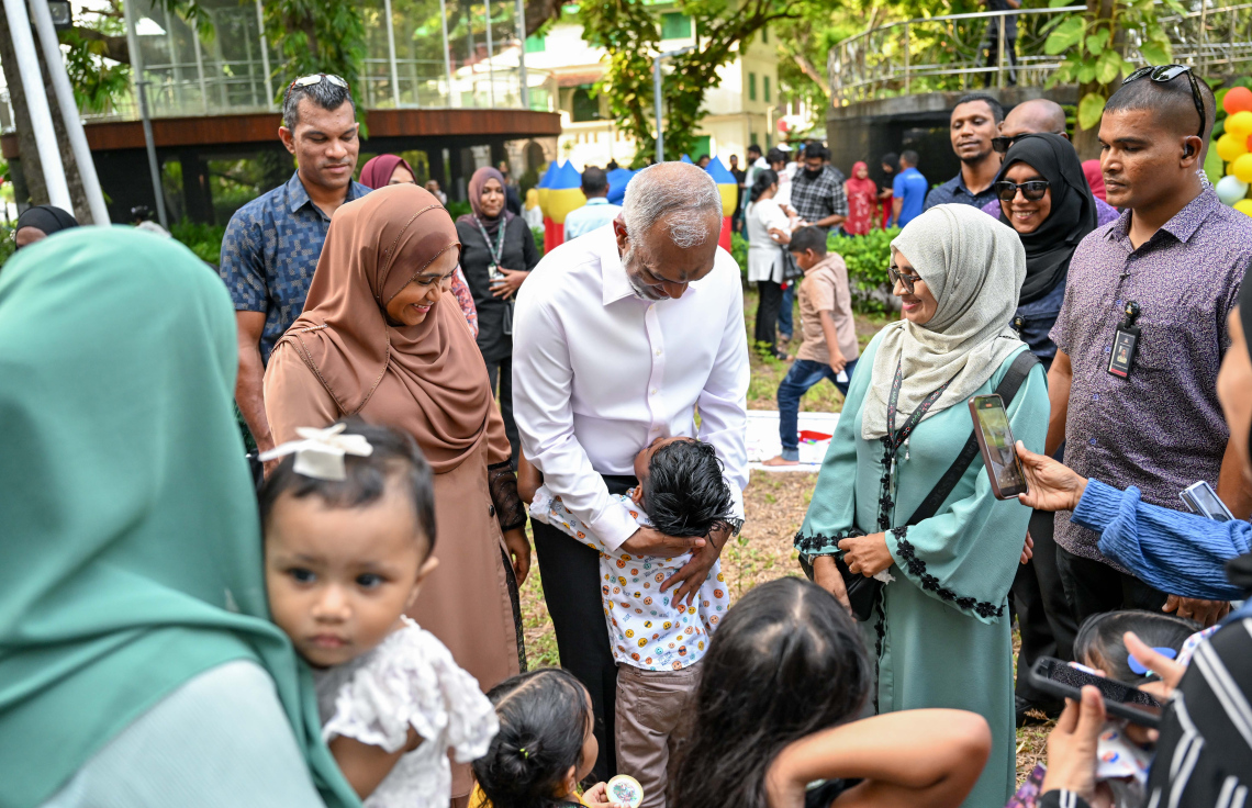 އީދު ދުވަހުގެ މުނާސަބަތުގައި ބޭއްވި އީދު ހަވީރުގައި ރައީސް ޑރ. މުއިއްޒު ބައިވެރިވެ ވަޑައިގެން، ކުޑަކުއްޖެއްގެ ގައިގައި ބައްދާލައްވަނީ -- ފޮޓޯ: ރައީސް އޮފީސް