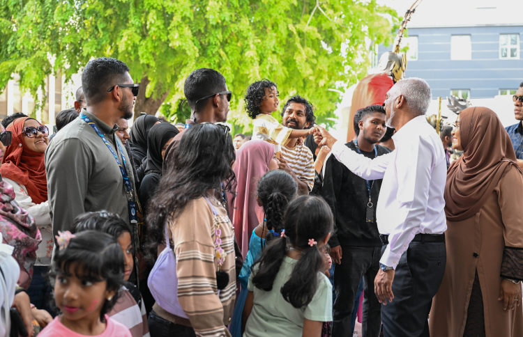 ކުޑަކުދިންނަށް ރީތި ނަމުނާ ދައްކަން ރައީސްގެ އެދުމެއް