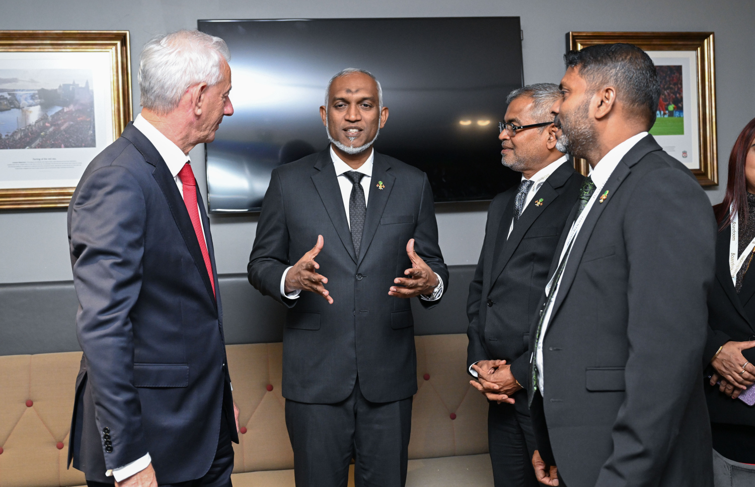 އެންފީލްޑަށް ކުރި ޒިޔާރަތުގެ ތެރެއިން ރައީސް، އިއަން ރަޝް އާ ބައްދަލުކުރައްވަނީ -- ފޮޓޯ: ރައީސް އޮފީސް