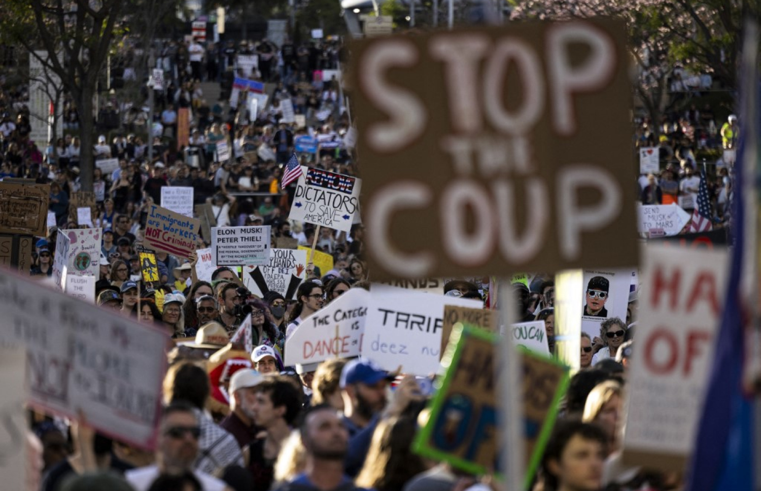 އެމެރިކާގެ ރައީސް ޑޮނަލްޑް ޓްރަމްޕާ ދެކޮޅަށް އެމެރިކާގައި ހޮނިހިރު ދުވަހު މުޒާހަރާކުރަނީ. -- ފޮޓޯ: އޭއެފްޕީ