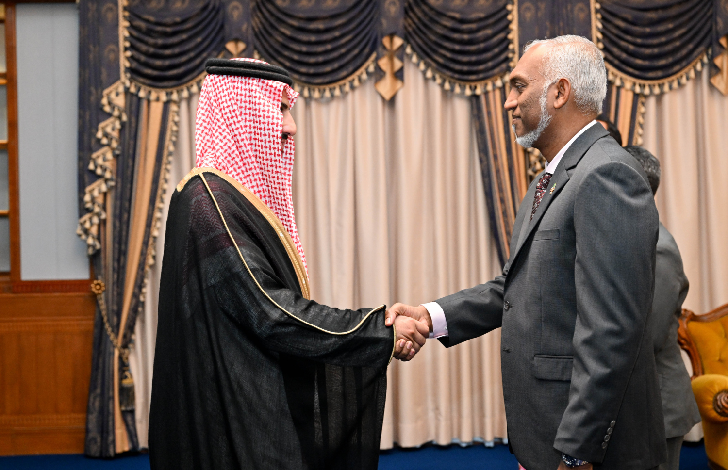 ރައީސް މުއިއްޒާއި ރާއްޖޭގައި ހުންނަވާ ސައޫދީގެ ސަފީރު މިއަދު ސަލާން ކުރައްވަނީ.---ފޮޓޯ: ރައީސް އޮފީސް