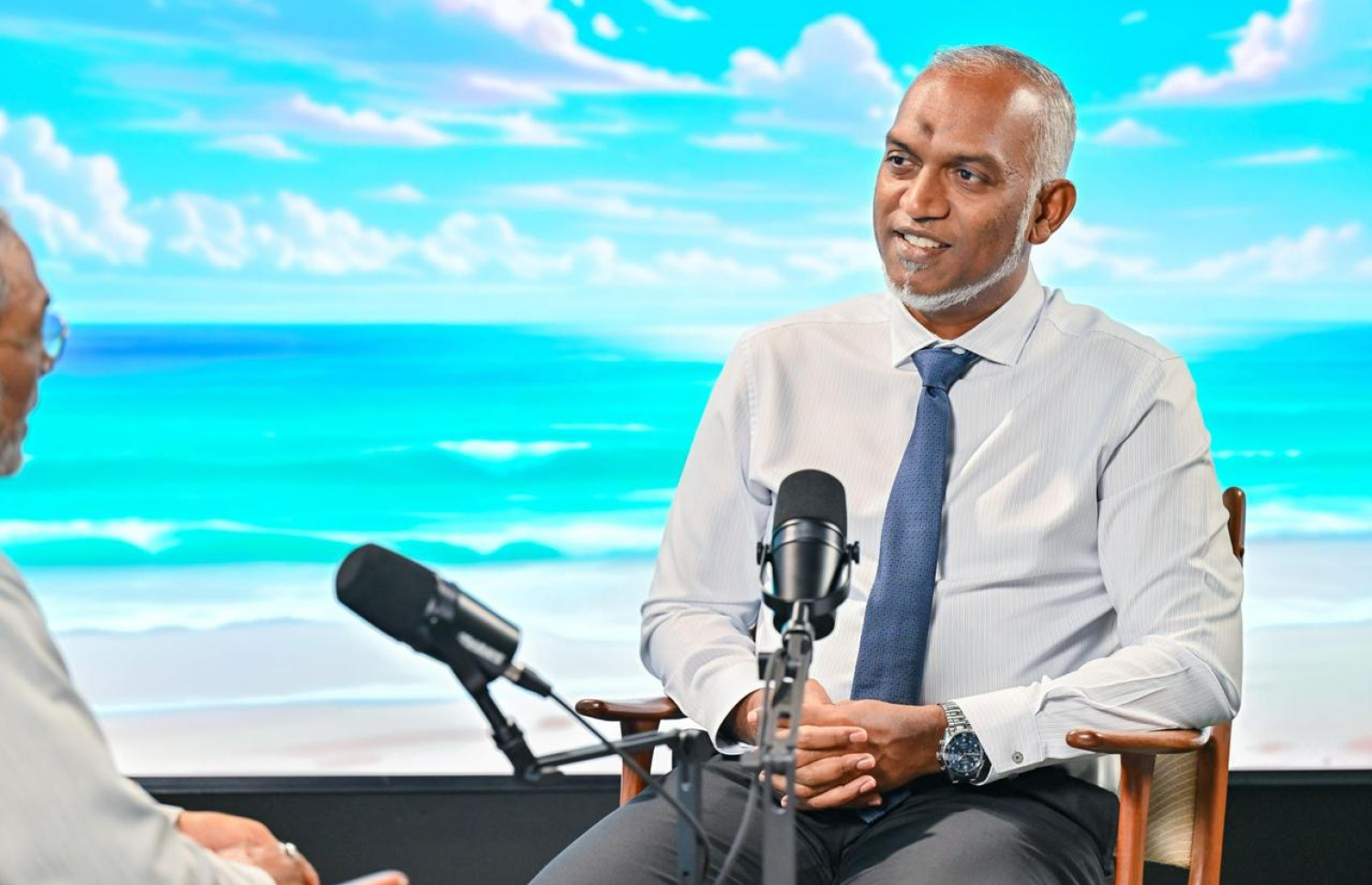 ޕޮޑްކާސްޓުގެ މިއަދުގެ ޝޯ ގައި ރައީސް މުއިއްޒު ވާހަކަފުޅު ދައްކަވަނީ.---ފޮޓޯ: ރައީސް އޮފީސް