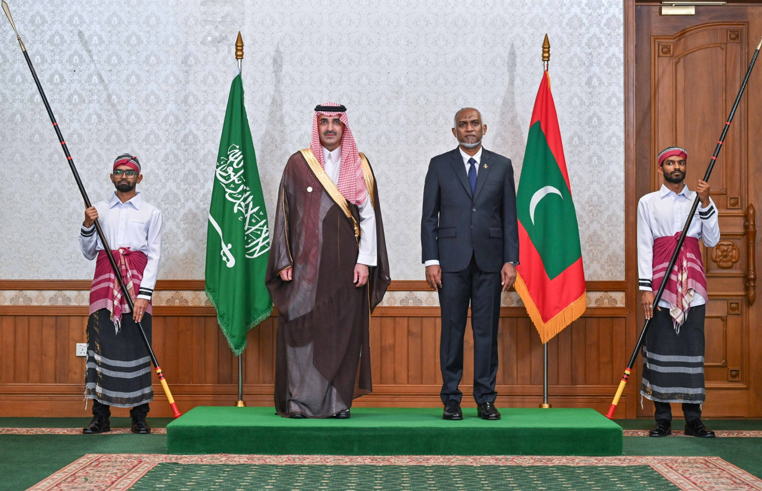 ސައޫދީ ފަންޑުގެ އެންމެ އިސްވެރިޔާ މަރުޝަދަށް ދިވެހި ދައުލަތުގެ ޝަރަފުގެ އިއްޒަތް އެރުވުމަށް މިއަދު ބޭއްވި ރަސްމިއްުޔާތުގައި ރައީސް މުއިއްޒާ އެކު.---ފޮޓޯ: ރައީސް އޮފީސް