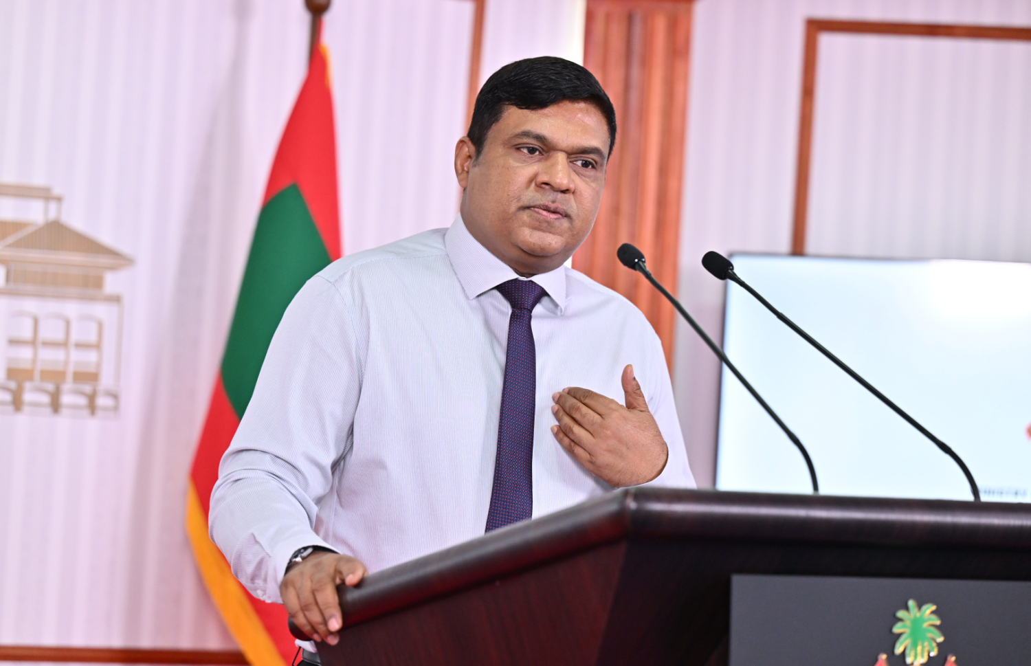 ޓްރާންސްޕޯޓް މިނިސްޓަރު މުހައްމަދު އަމީން ނޫސްވެރިންނަށް މައުލޫމާތު ދެއްވަނީ.-- ފޮޓޯ: ރައީސް އޮފީސް