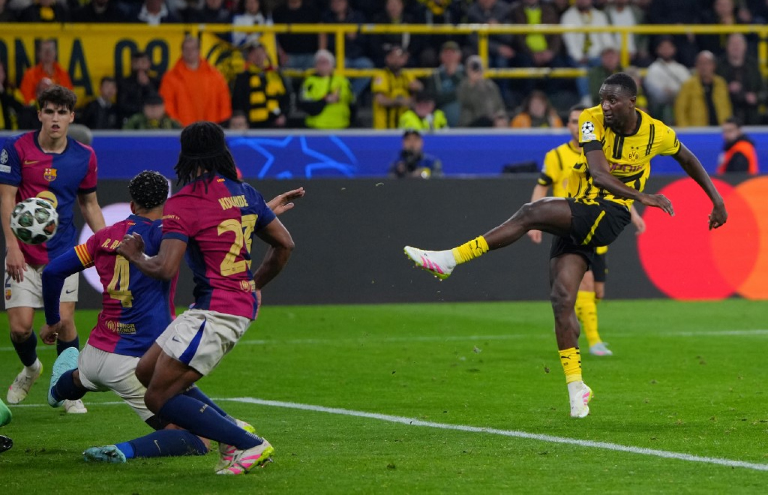 ޑޯޓްމަންޑުގެ ގިރާސީ ބާސެލޯނާ ކޮޅަށް ހެޓްރިކް ހެދި ގޯލު ޖަހަނީ. -- ފޮޓޯ: އޭއެފްޕީ