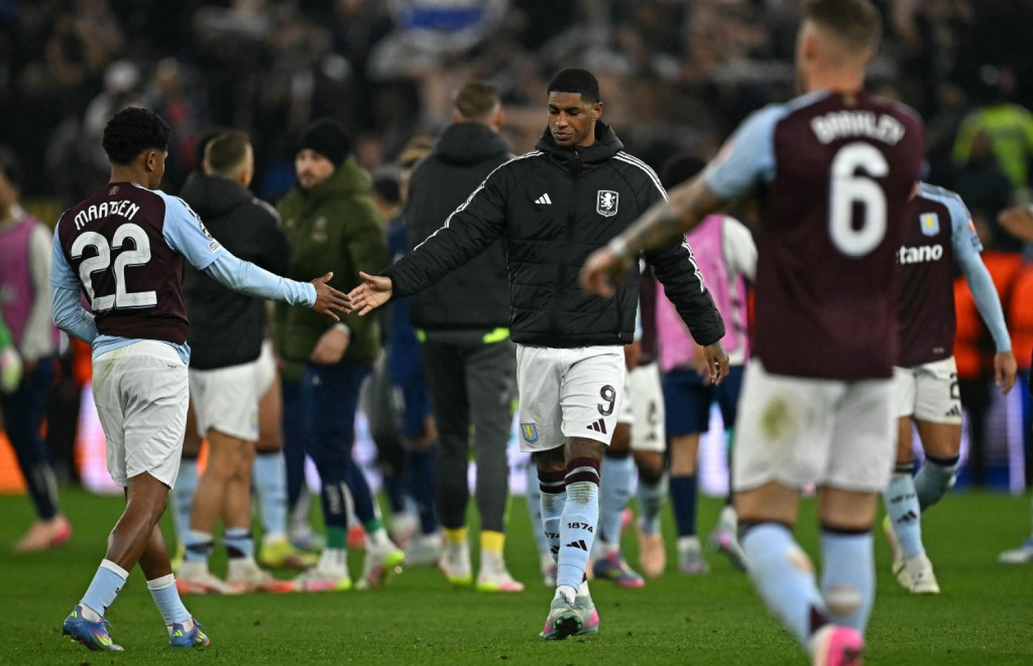 މެޗަށް ފަހު ވިލާއަށް ކުޅޭ މާކަސް ރަޝްފޯޑް (މ) އާއި ބައެއް ކުޅުންތެރިން. ވިލާގެ ތިންވަނަ ލަނޑު އެސިސްޓް ކުރީ ރަޝްފޯޑް.-- ފޮޓޯ: އޭއެފްޕީ