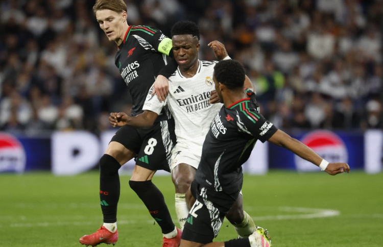 ރެއާލްގެ އެނބުރި އައުން ފެއިލްވެ އާސެނަލް ސެމީއަށް