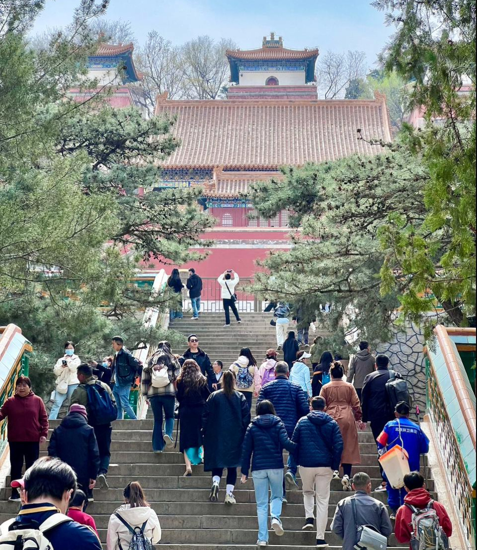 ބެއިޖިން، ޗައިނާ: ގިނަ އަދަދެއްގެ ޓޫރިސްޓުން ކޮންމެ ދުވަހަކު ވެސް ޒިޔާރަތްކުރާ ކުރީގެ ގަނޑުވަރެއް ކަމަށްވާ ސަމާ ޕެލެސް.-- ފޮޓޯ: މިހާރު