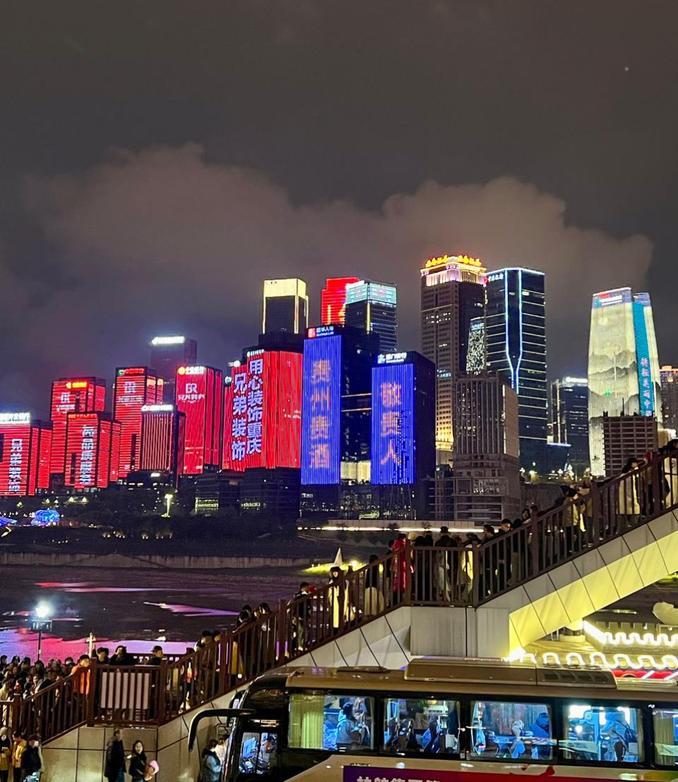 ޗޮންޗިންގެ ހޮންގްޔާ ކޭވްގައި ތިބޭއިރު ފެންނަ ސިޓީގެ އުސް އިމާރާތްތަކުގެ ހިތްގައިމު މަންޒަރު.-- ފޮޓޯ: މިހާރު