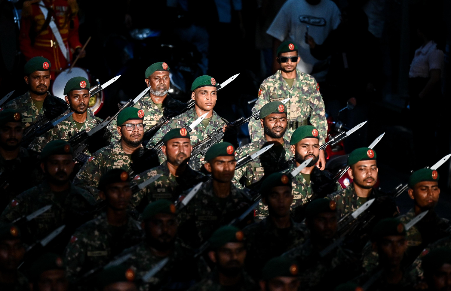 ސިފައިން 133 ވަނަ އަހަރީ ދުވަހުގެ މުނާސަބަތުގައި ބޭއްވި ޕެރޭޑު.-- ފޮޓޯ: ފަޔާޒް މޫސާ | މިހާރު