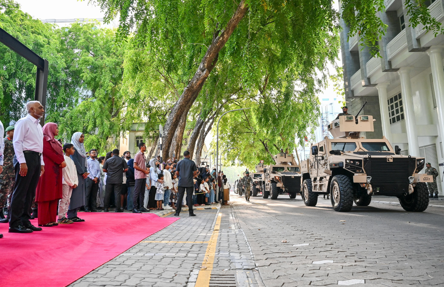 ރައީސް މުއިއްޒާއި އެ މަނިކުފާނުގެ އާއިލާގެ ބޭފުޅުން އާންމުންނާއެކު ސިފައިން 133 ވަނަ އަހަރީ ދުވަހުގެ މުނާސަބަތުގައި ބޭއްވި ޕެރޭޑް ބައްލަވާލައްވަނީ.-- ފޮޓޯ: ފަޔާޒް މޫސާ | މިހާރު