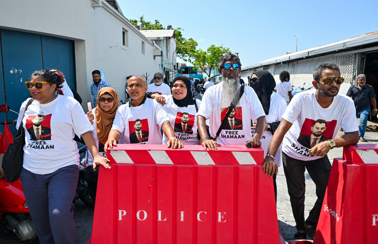 ޝައްމާންގެ އާއިލާ މެންބަރުން ހައި ކޯޓު ކައިރީގައި އަޑު އުފުލަނީ: އޭނާ ވަނީ ޝަރީއަތް ނިމެންދެން ބަންދުކޮށްފައި - ފޮޓޯ: ނިޝާން އަލީ / މިހާރު