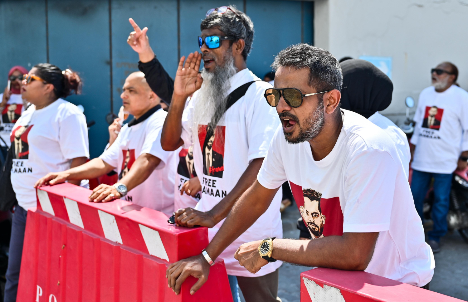 ޝައްމާންގެ އާއިލާ މެންބަރުން ހައި ކޯޓު ކައިރީގައި އަޑު އުފުލަނީ: އޭނާ ވަނީ ޝަރީއަތް ނިމެންދެން ބަންދުކޮށްފައި - ފޮޓޯ: ނިޝާން އަލީ / މިހާރު