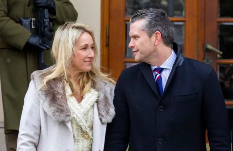 އަސްކަރީ ސިއްރުތައް ޕެންޓަގަންގެ ވެރިޔާގެ އަނބިމީހާއަށް