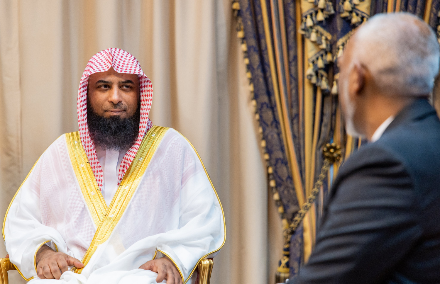 މަސްޖިދުއް ނަބަވީގެ އިމާމް އަދި ޚަތީބު ޑރ. ސަލާހުލްބުދައިރު ރައީސް ޑރ. މުހައްމަދު މުއިއްޒާ ބައްދަލުކުރައްވަނީ.