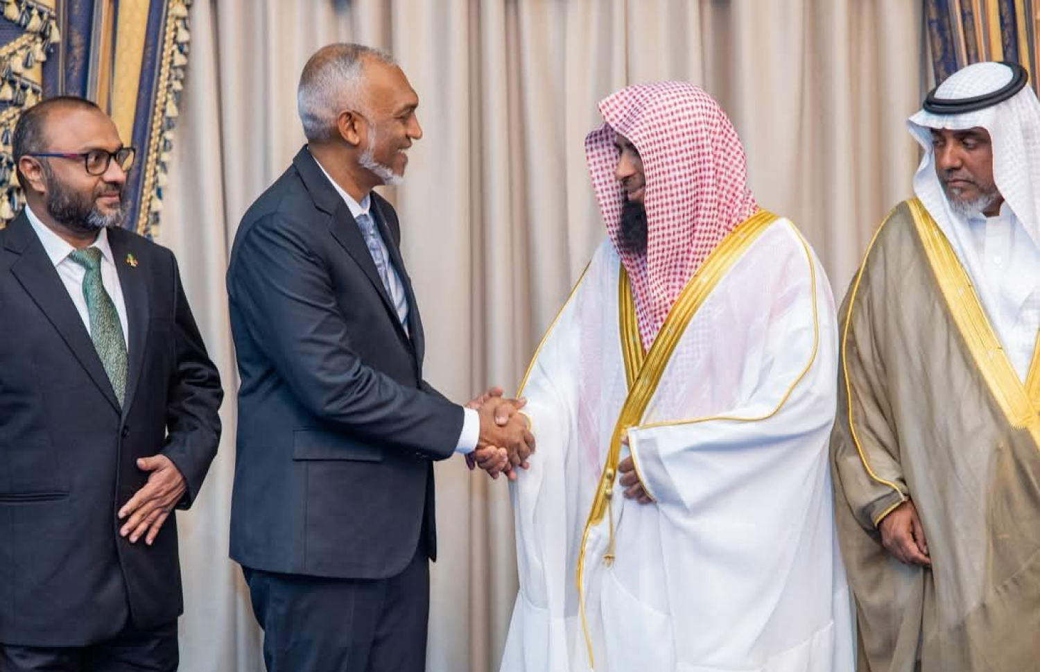 ކީރިތި ރަސޫލާ ﷺ ގެ މިސްކިތް، މަސްޖިދުއް ނަބަވީގެ އިމާމް އަދި ޚަތީބު ޑރ. ސަލާހުލްބުދައިރު ރައީސް ޑރ. މުހައްމަދު މުއިއްޒުގެ އަރިހަށް މިއަދު އިހުތިރާމުގެ ޒިޔާރަތް ކުރައްވަނީ.---ފޮޓޯ: ރައީސް އޮފީސް