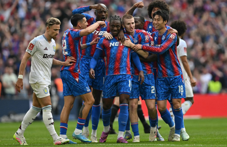 އެސްޓަން ވިލާ ކަޓުވާލައި ކްރިސްޓަލް ޕެލަސް ފައިނަލަށް