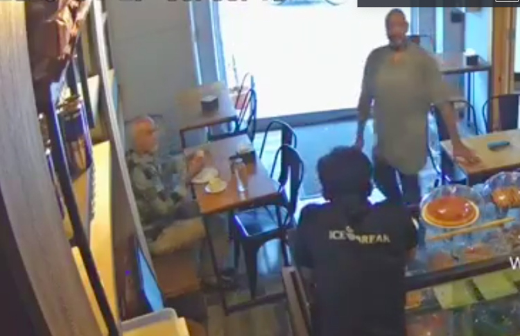 ކެފޭއަކަށް ވަދެ ތަޅާލީ ރެކުގެ ބިއްލޫރިގަނޑު