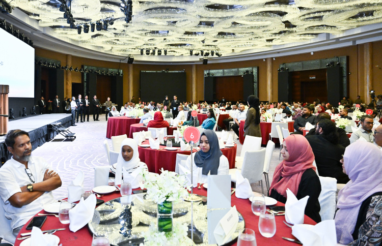 މެލޭޝިއާގައި ކިޔަވާ ދަރިވަރުންގެ ޓެކްސްއަށް ފައިސާ ދެނީ