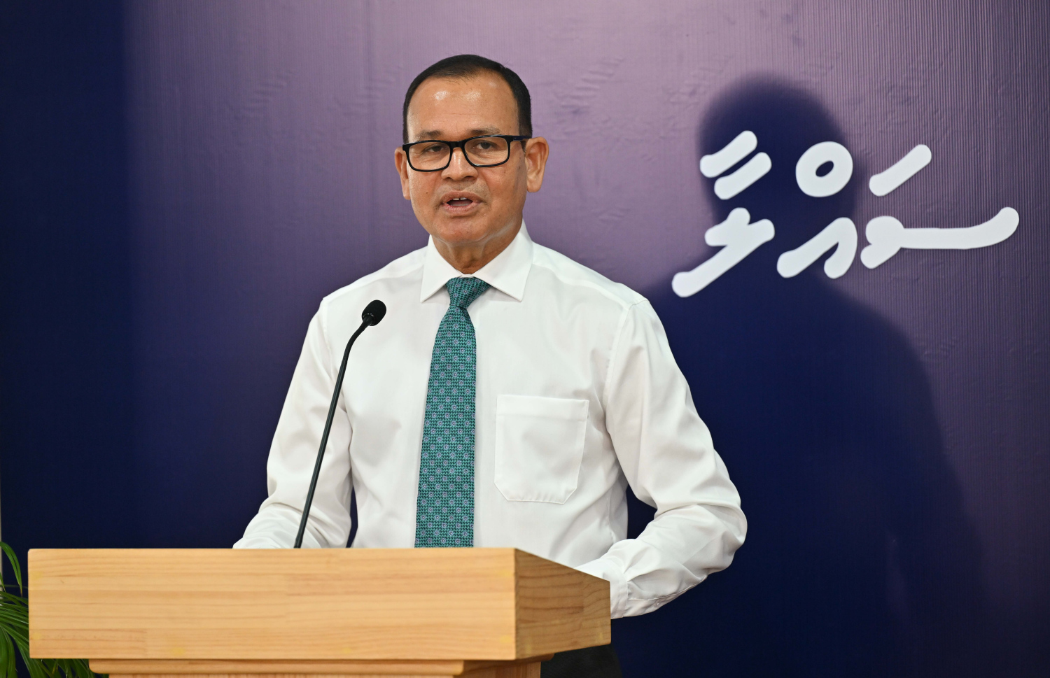 "އަންހެނުންގެ ސައްލާ" މަސައްކަތު ބައްދަލުވުން ފެށުމަށް މިއަދު ބޭއްވި ރަސްމިއްޔާތުގައި ލޯކަލް ގަވަމެންޓް މިނިސްޓަރު އާދަމް ޝަރީފް ވާހަކަ ދައްކަވަނީ.-- ފޮޓޯ: ރައީސް އޮފީސް