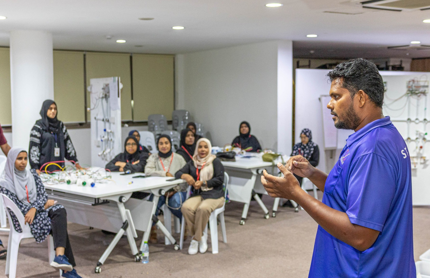 "ބިގިނާސް އިލެކްޓްރިޝަން ކޯސް ފޯ ވިމެން" ގެ ފުރަތަމަ ބެޗުގެ ބައިވެރިން ކޯހުގައި ސްޓެލްކޯގެ މުވައްޒަފެއް ކިޔަވައިދެނީ.-- ފޮޓޯ: ސްޓެލްކޯ